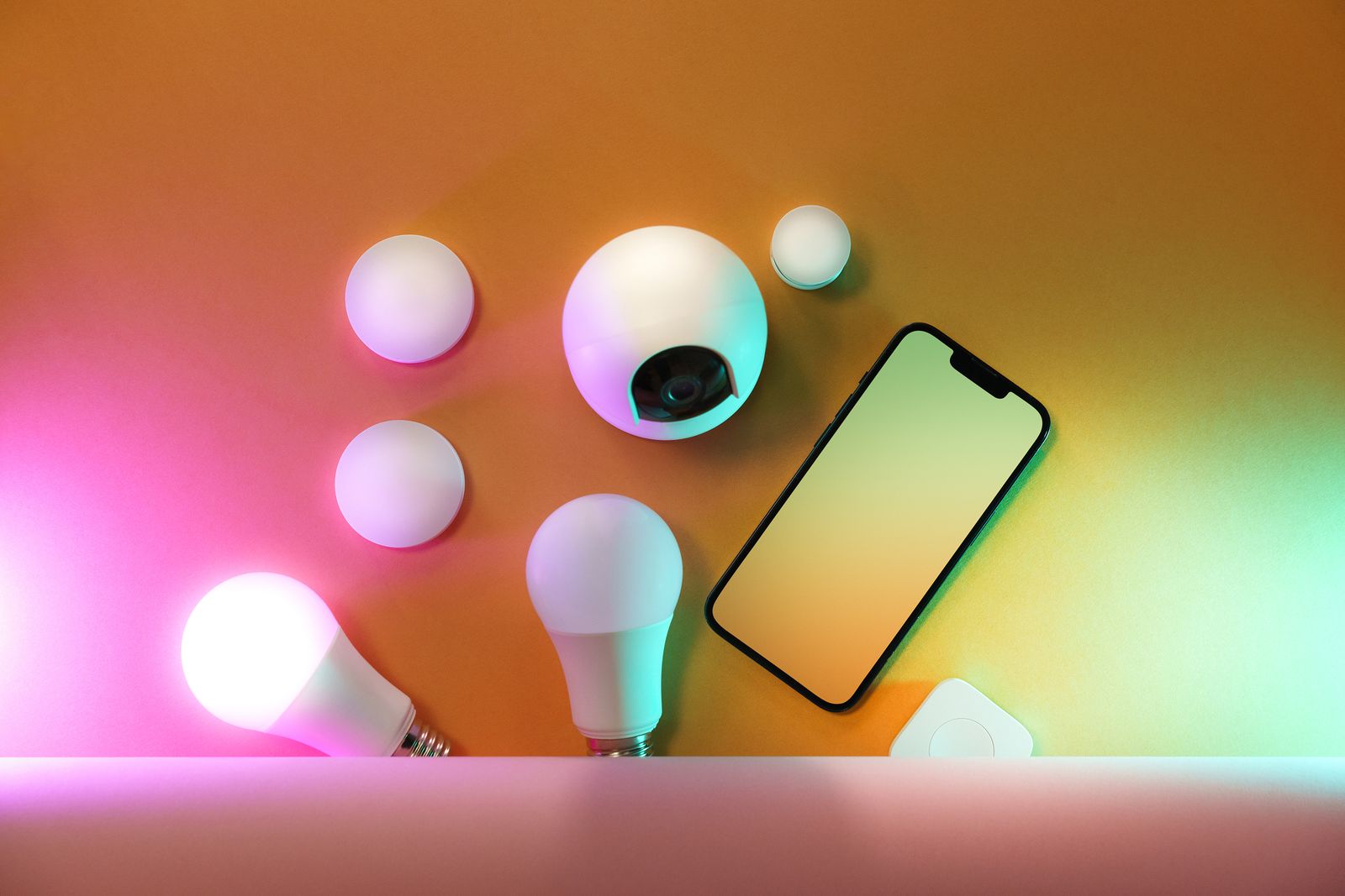 Smart-Home-Geräte werden per Smartphone gesteuert