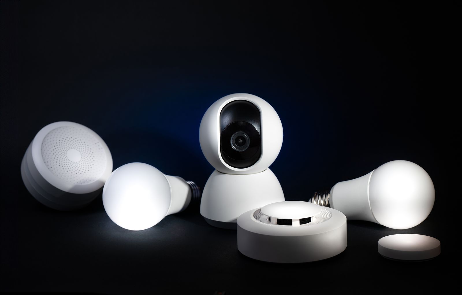 Verschiedene Smart-Home-Geräte, die per Matter herstellerübergreifend zusammenarbeiten